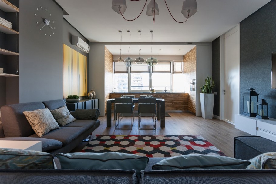 Интерьер просторной комнаты в квартире