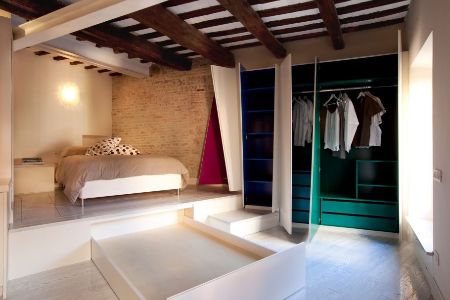 Спальня в современном стиле с гардеробной