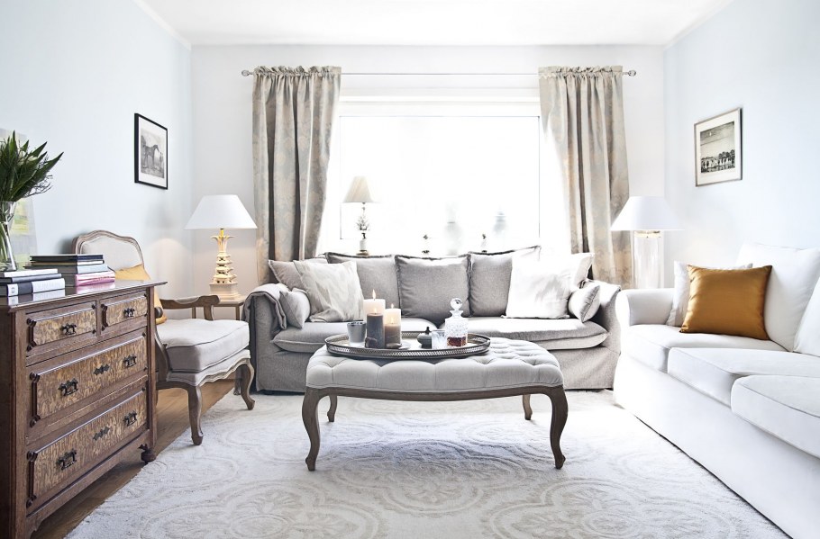 Светло серые шторы в гостиной
