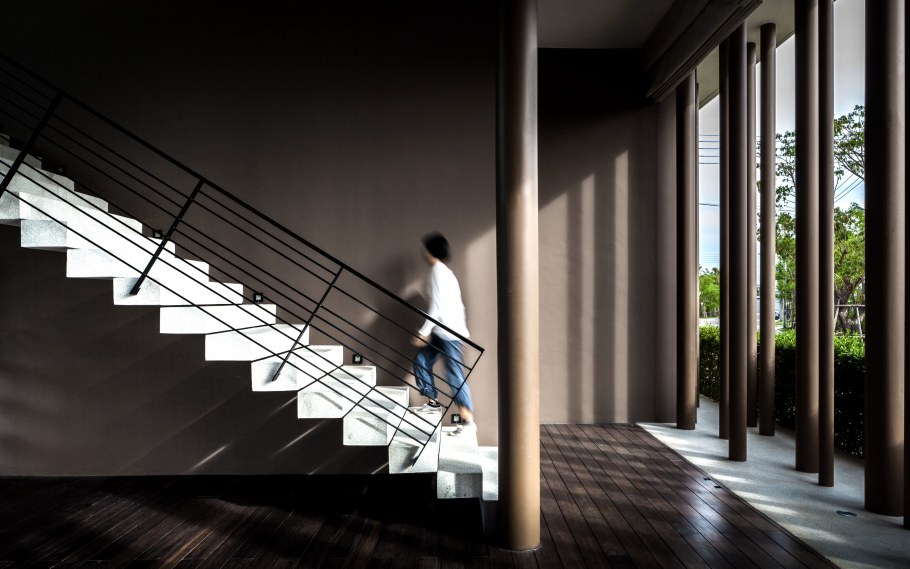 Черная винтовая лестница лофт