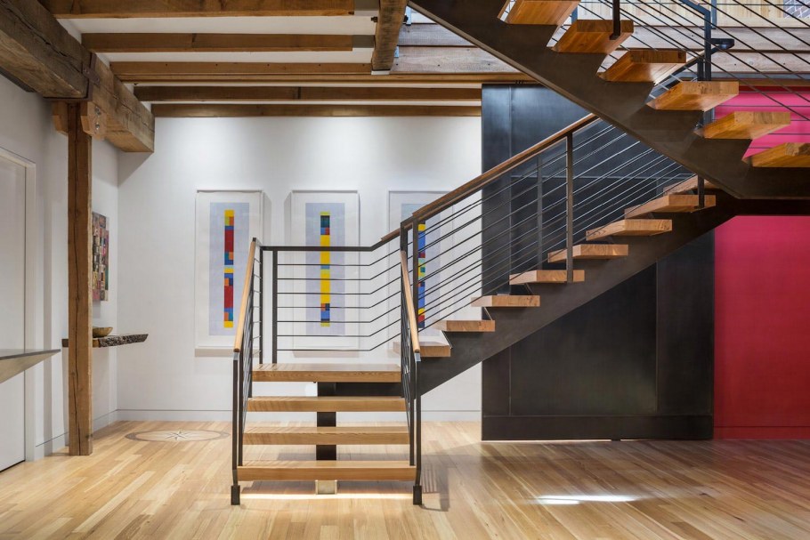 Лестница на второй этаж в стиле лофт