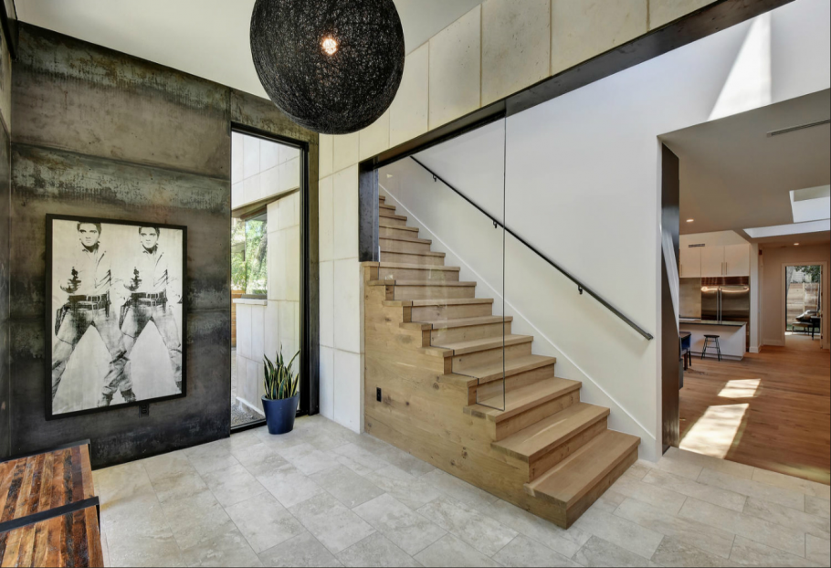 Коридор с лестницей в стиле лофт