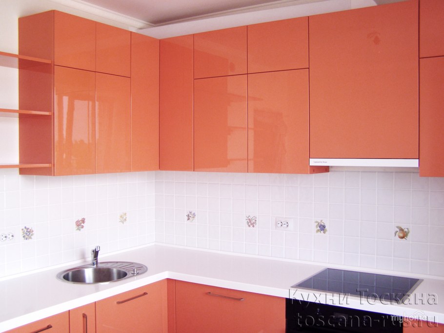 Кухонный гарнитур кораллового цвета