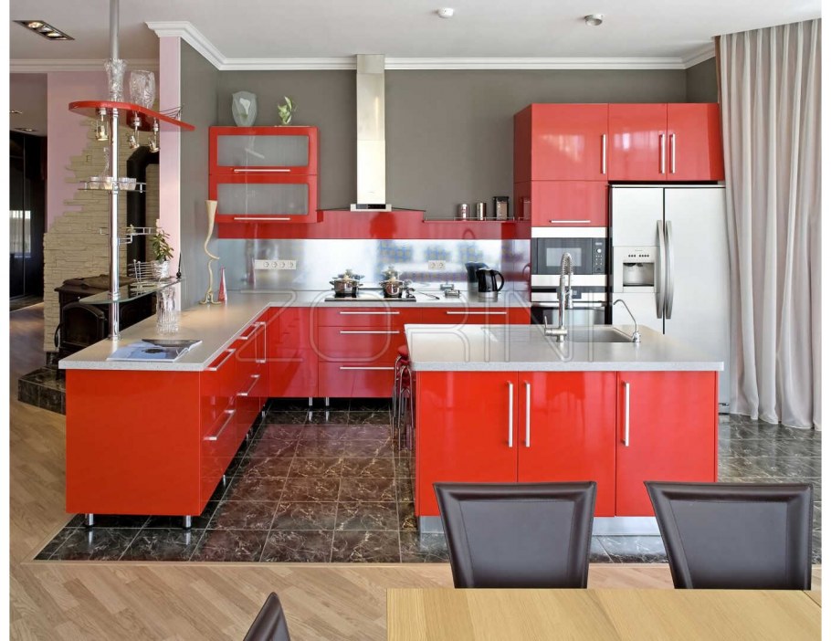 Угловая кухня кораллового цвета