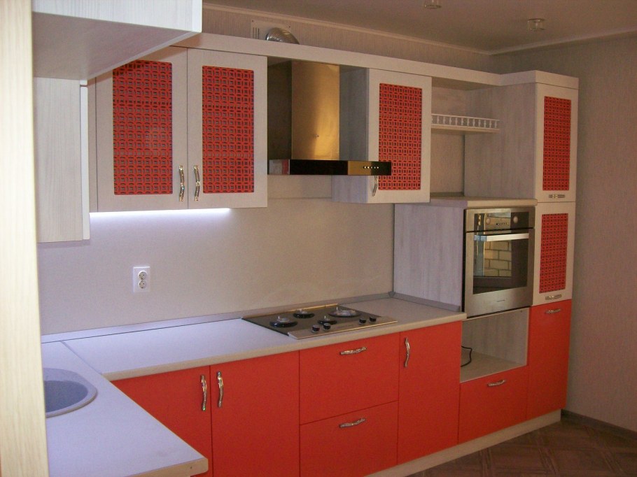 Кухонная мебель кораллового цвета