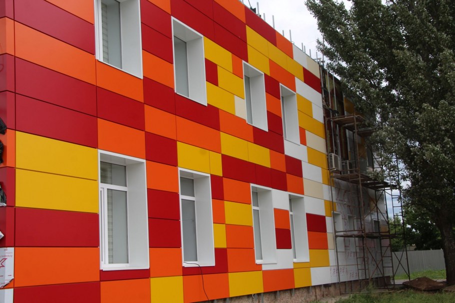 Яркие фасады зданий