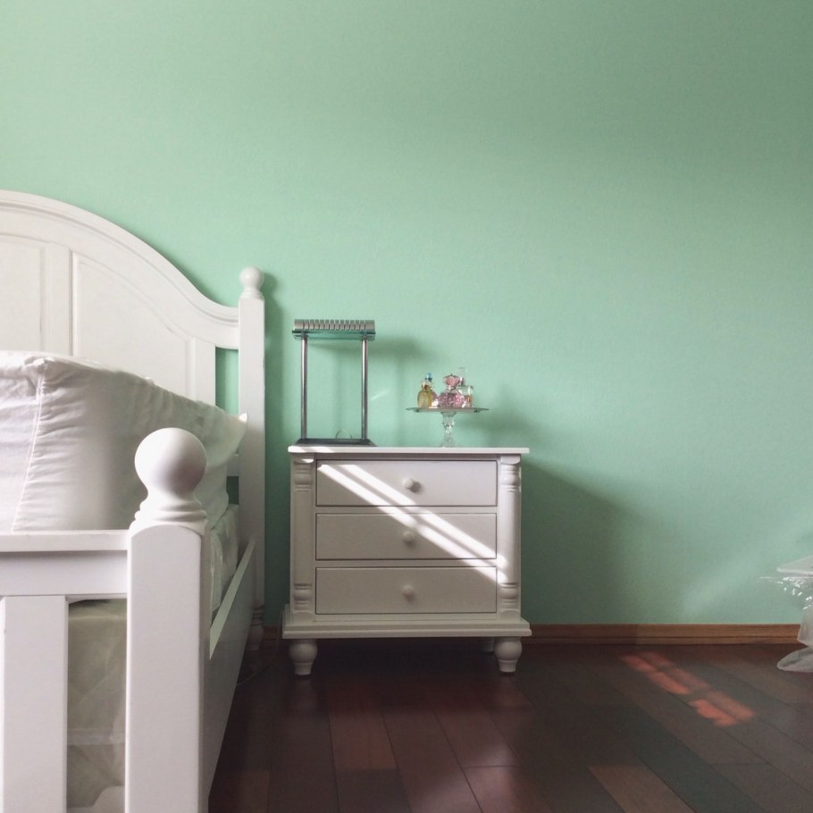 Интерьер салона красоты в зеленом цвете