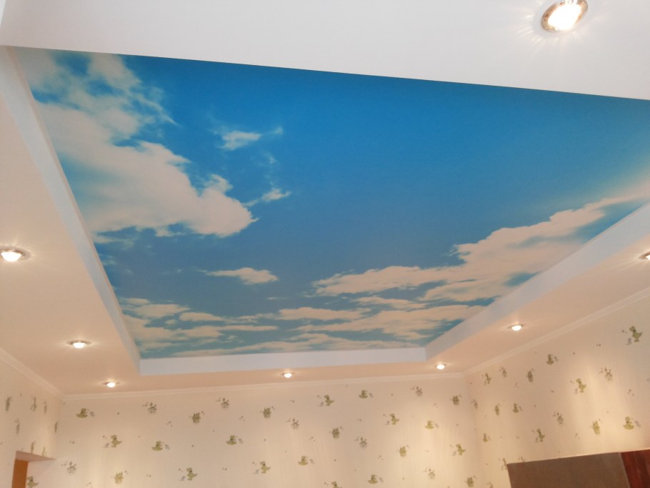 Натяжной потолок голубое небо с облаками