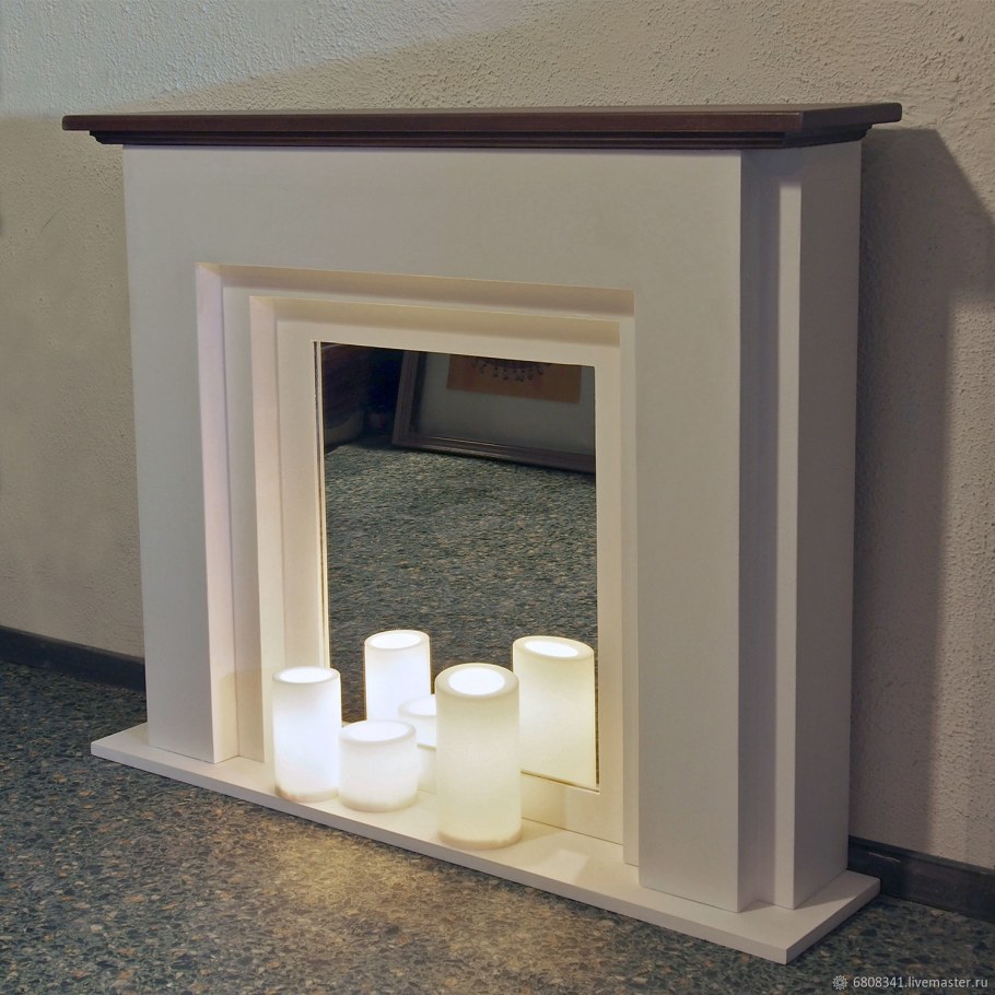 Декоративный камин со свечами