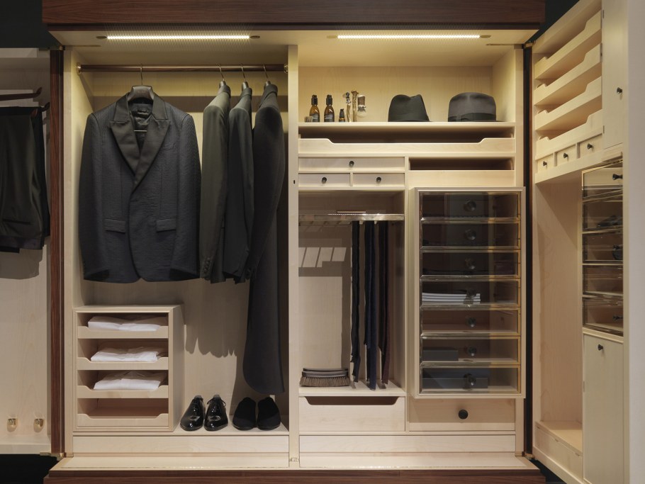 Угловая гардеробная в классическом стиле