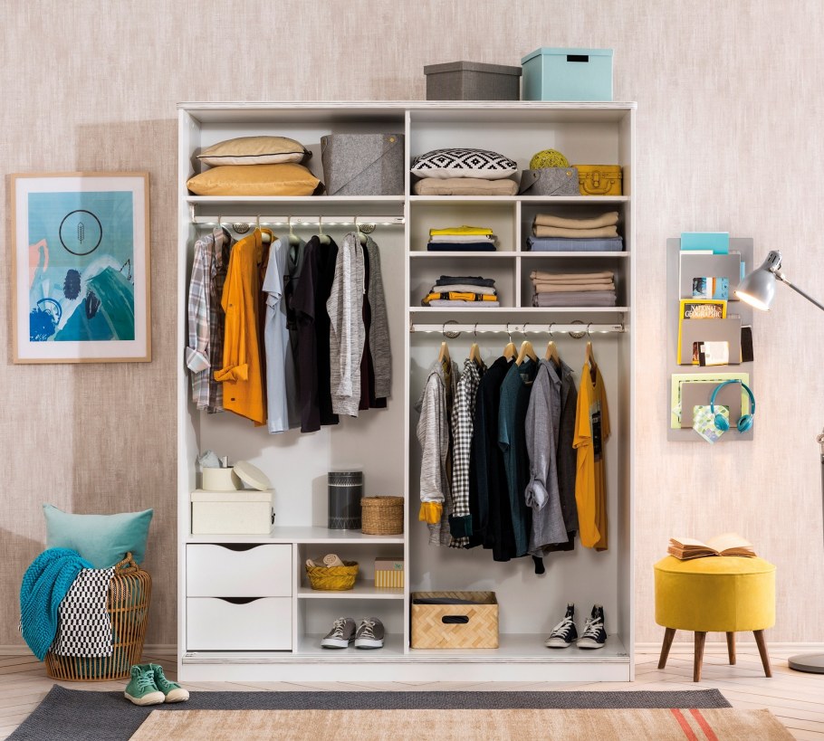 Белый встроенный шкаф в спальню