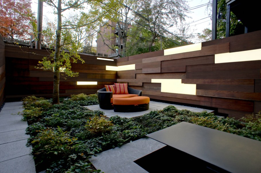 Современный забор дерево бетон