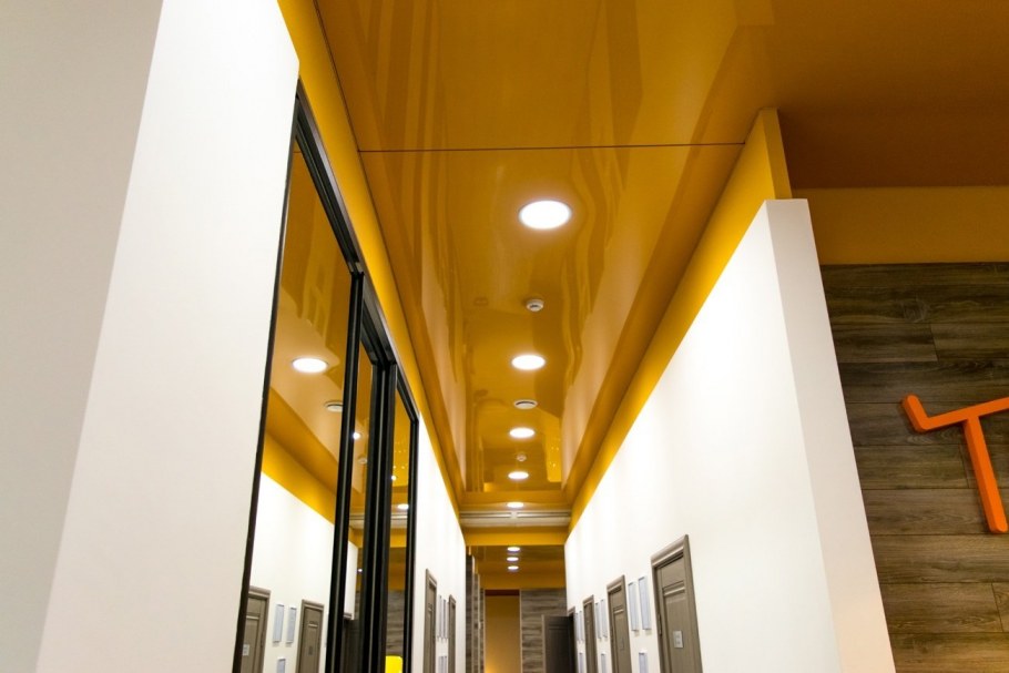 Цветной потолок в интерьере