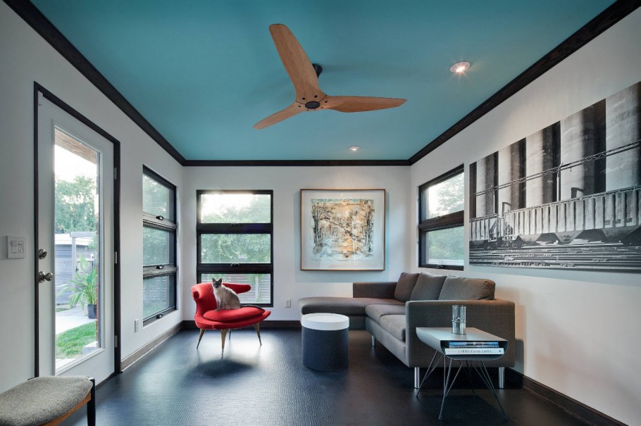 Цветной потолок в интерьере