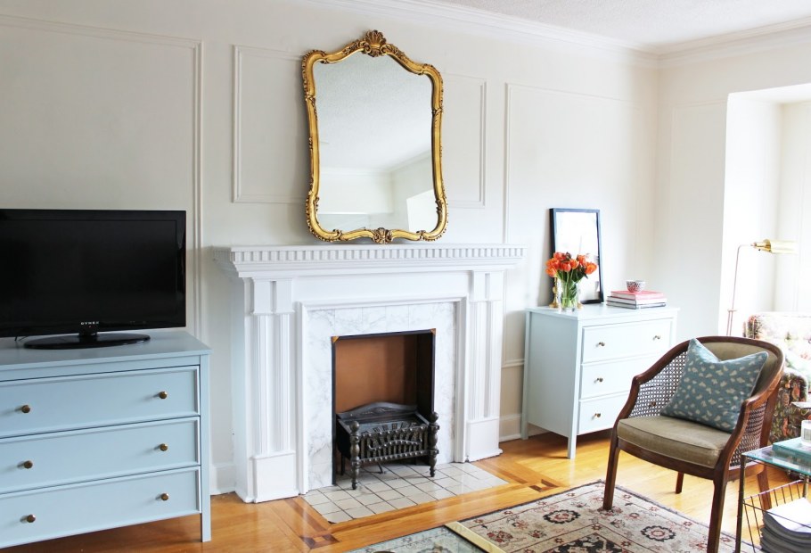 Современная гостиная с камином