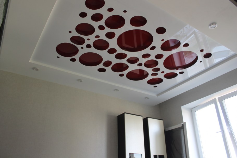 Резные потолки в спальне