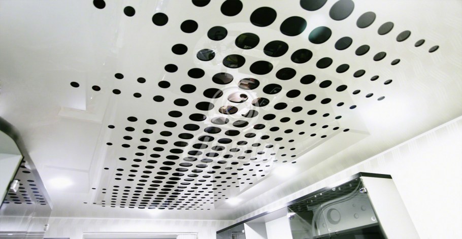 Резные натяжные потолки в спальне