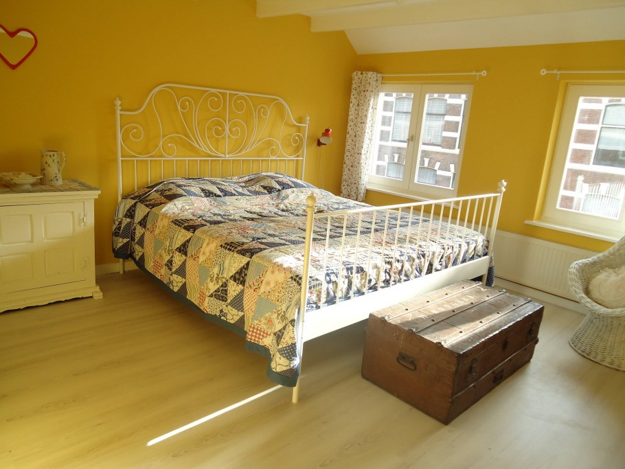 Интерьер спальни с кроватью ЛЕЙРВИК