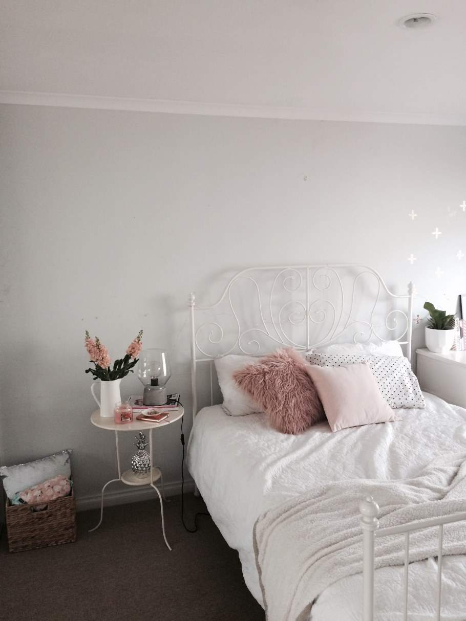 Кровать ЛЕЙРВИК В спальне у окна