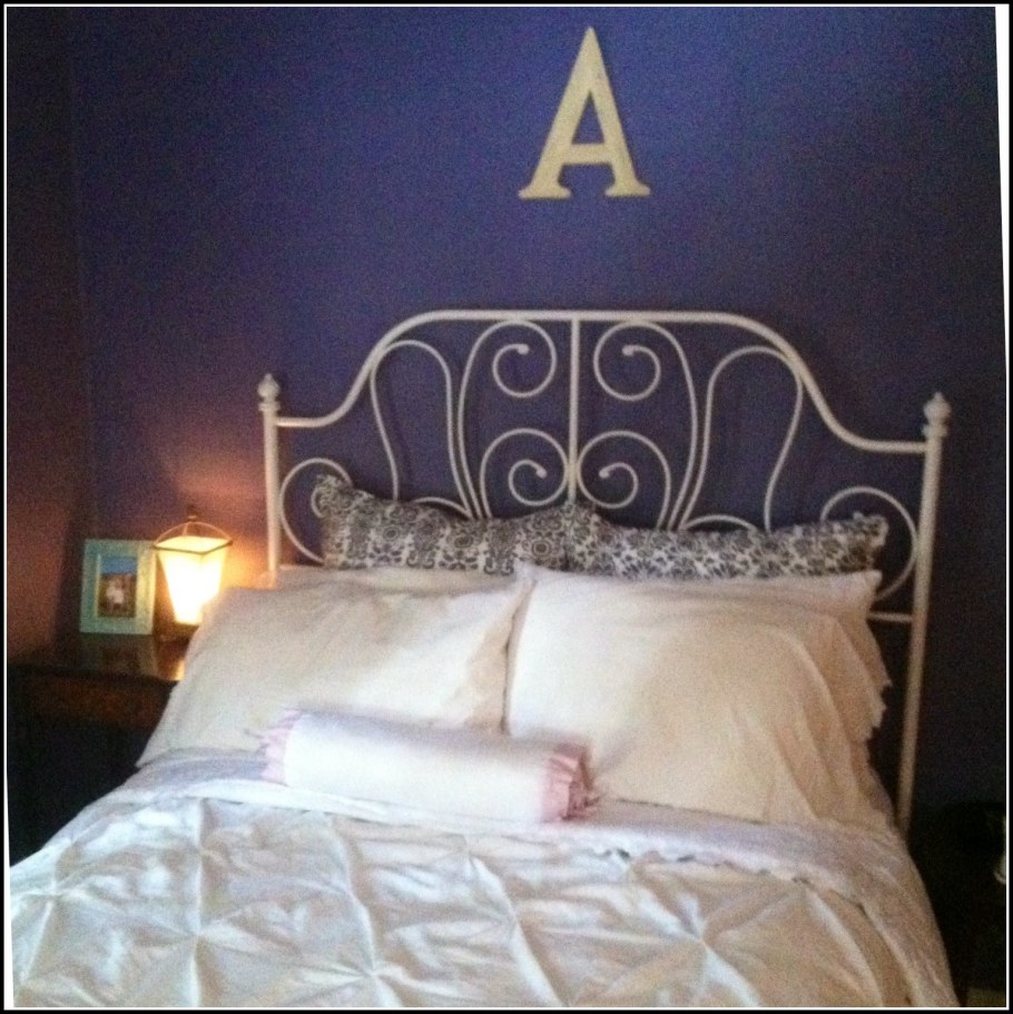 Кованая кровать в фотостудии