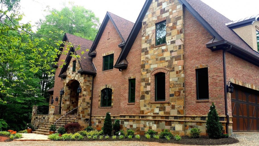 Облицовка фасада оргеевским диким камнем Григорий