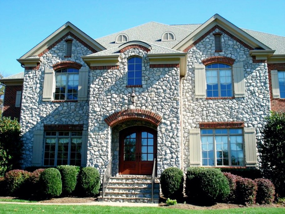 Фасад из природного камня