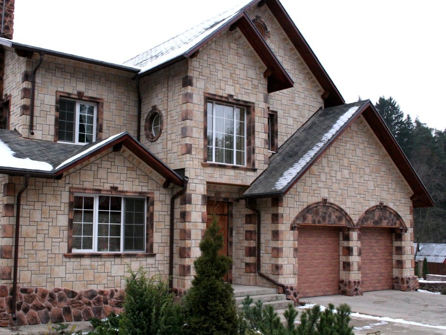 Дом отделанный камнем