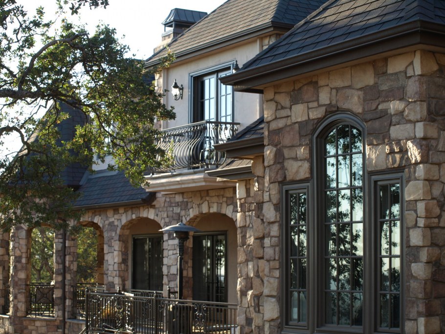 Дом отделанный диким камнем