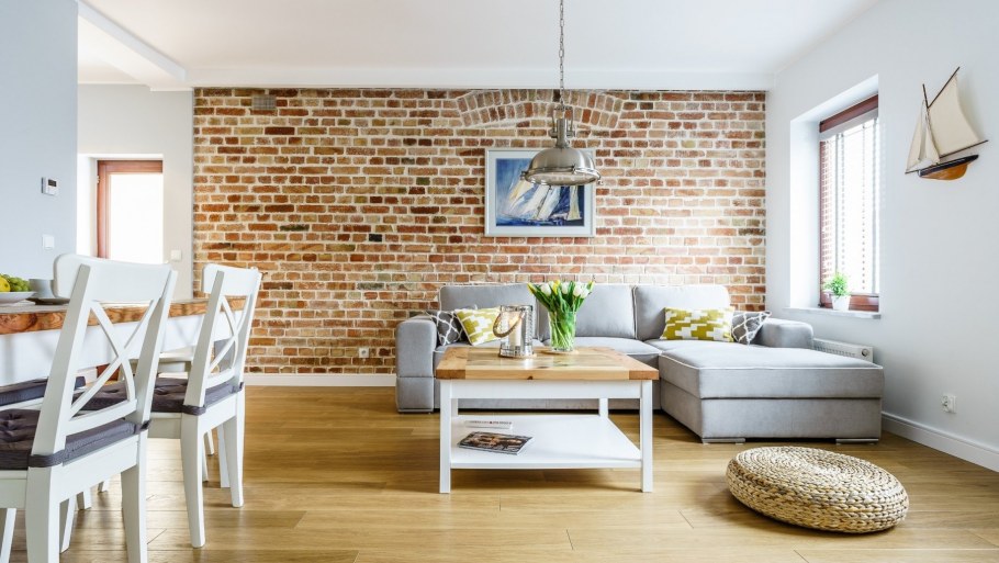 Гостиная в скандинавском стиле с кирпичной стеной