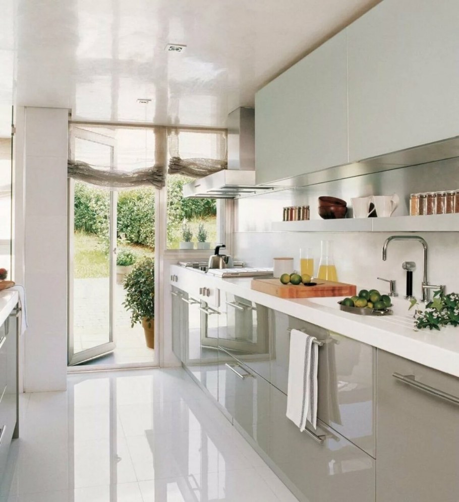Длинная кухня с открытыми полками