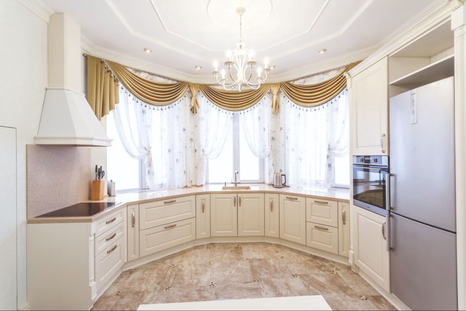 Кухня Неоклассика с эркером