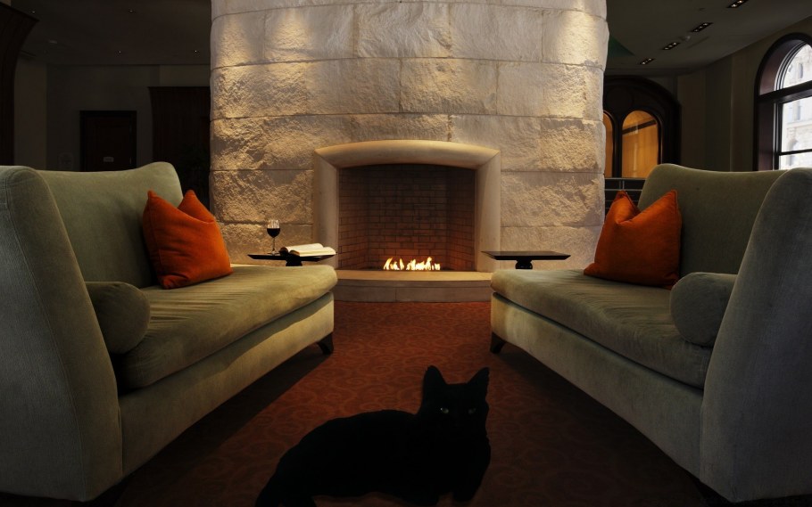 Красивая комната с камином