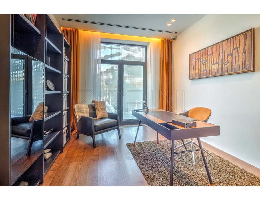 Белая кирпичная стена на кухне