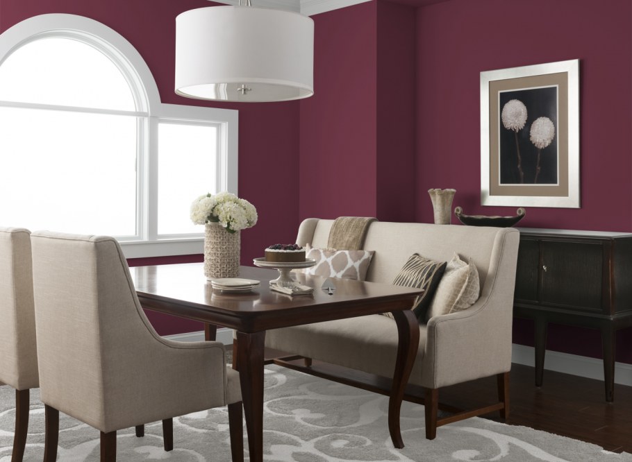 Диван бордово-оранжевый интерьер