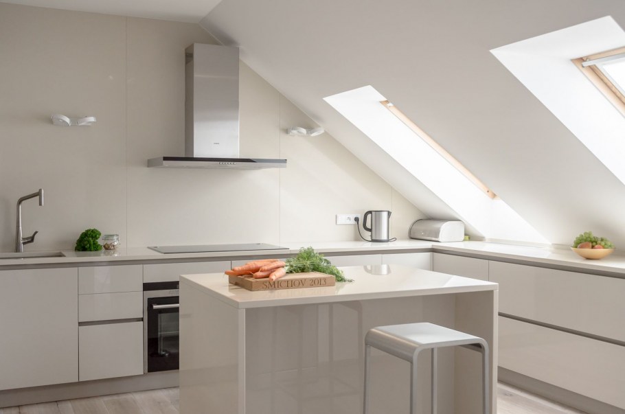 Кухня гостиная на мансарде