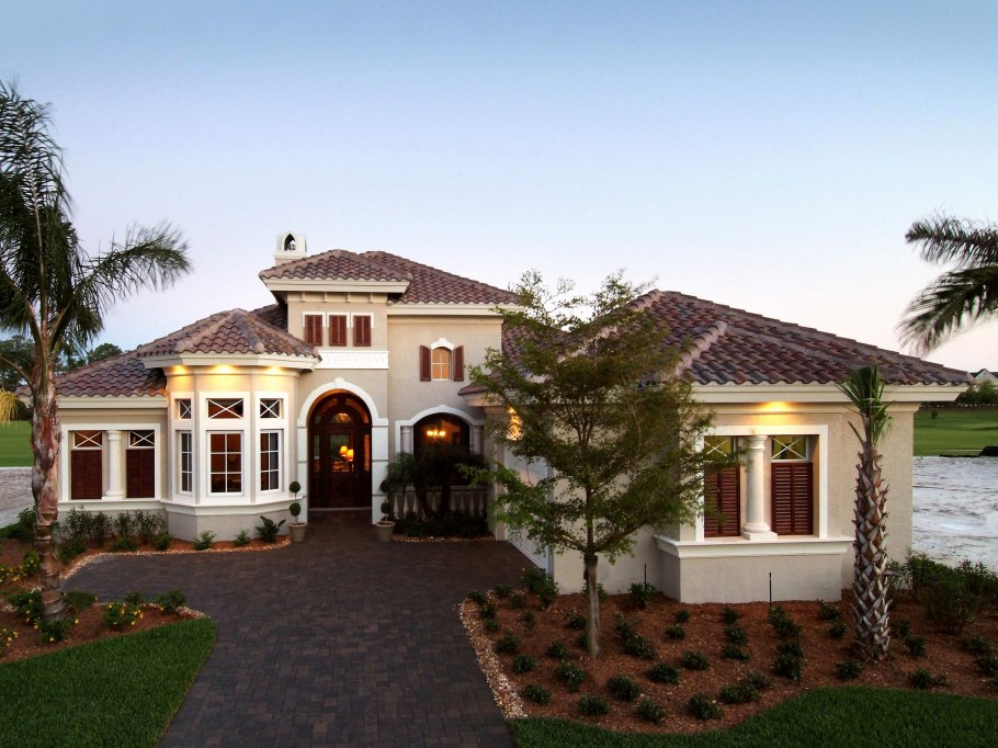 Одноэтажный дом в средиземноморском стиле с террасой