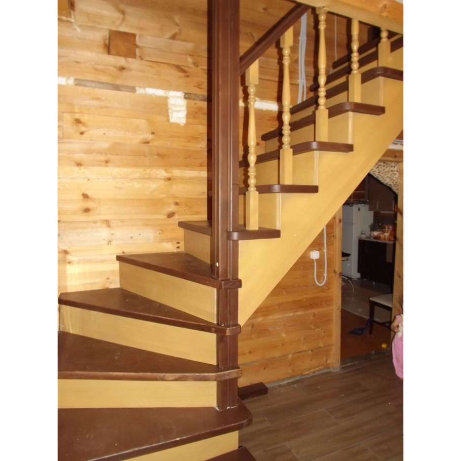 Деревянная лестница на второй этаж в частном доме