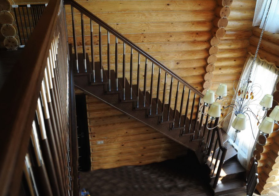 Лестница на 2 этаж на даче