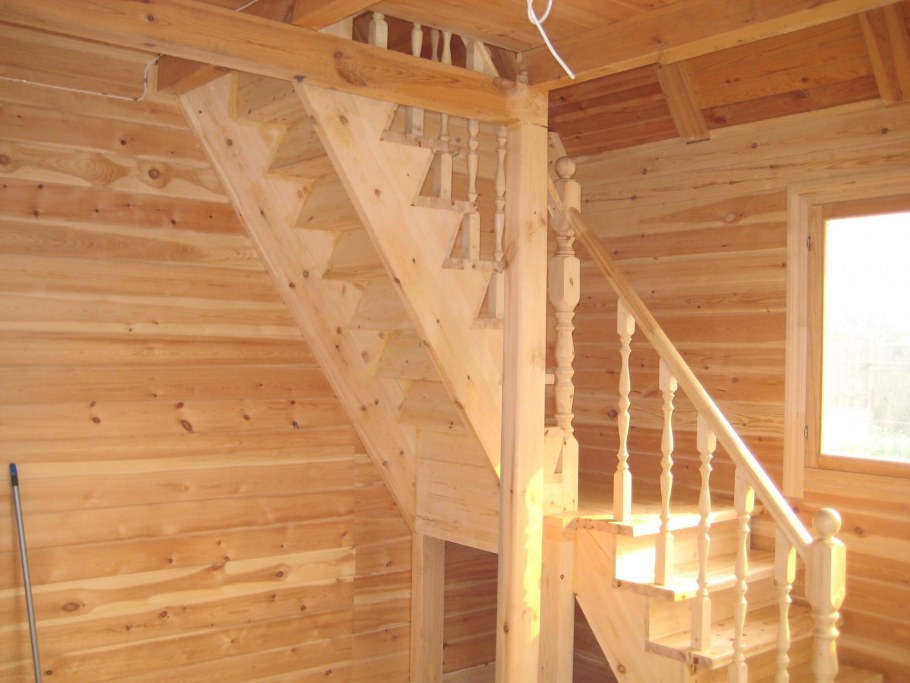 Лестница на второй этаж из бруса 100х150