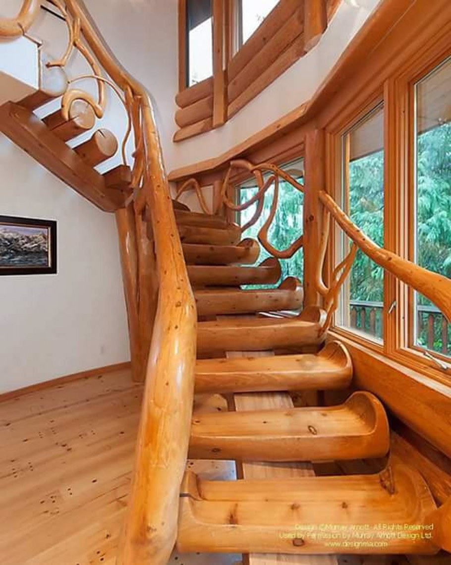 Крутая деревянная лестница