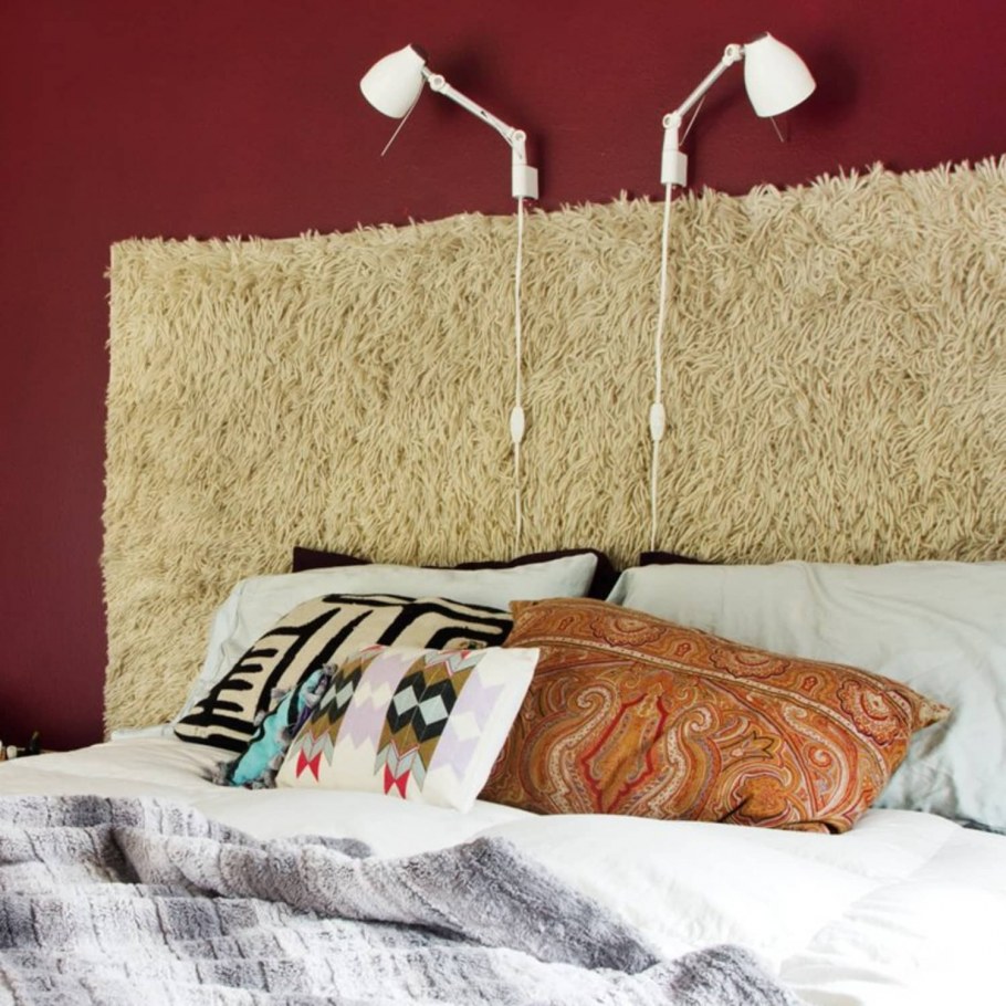 Ковер в изголовье кровати