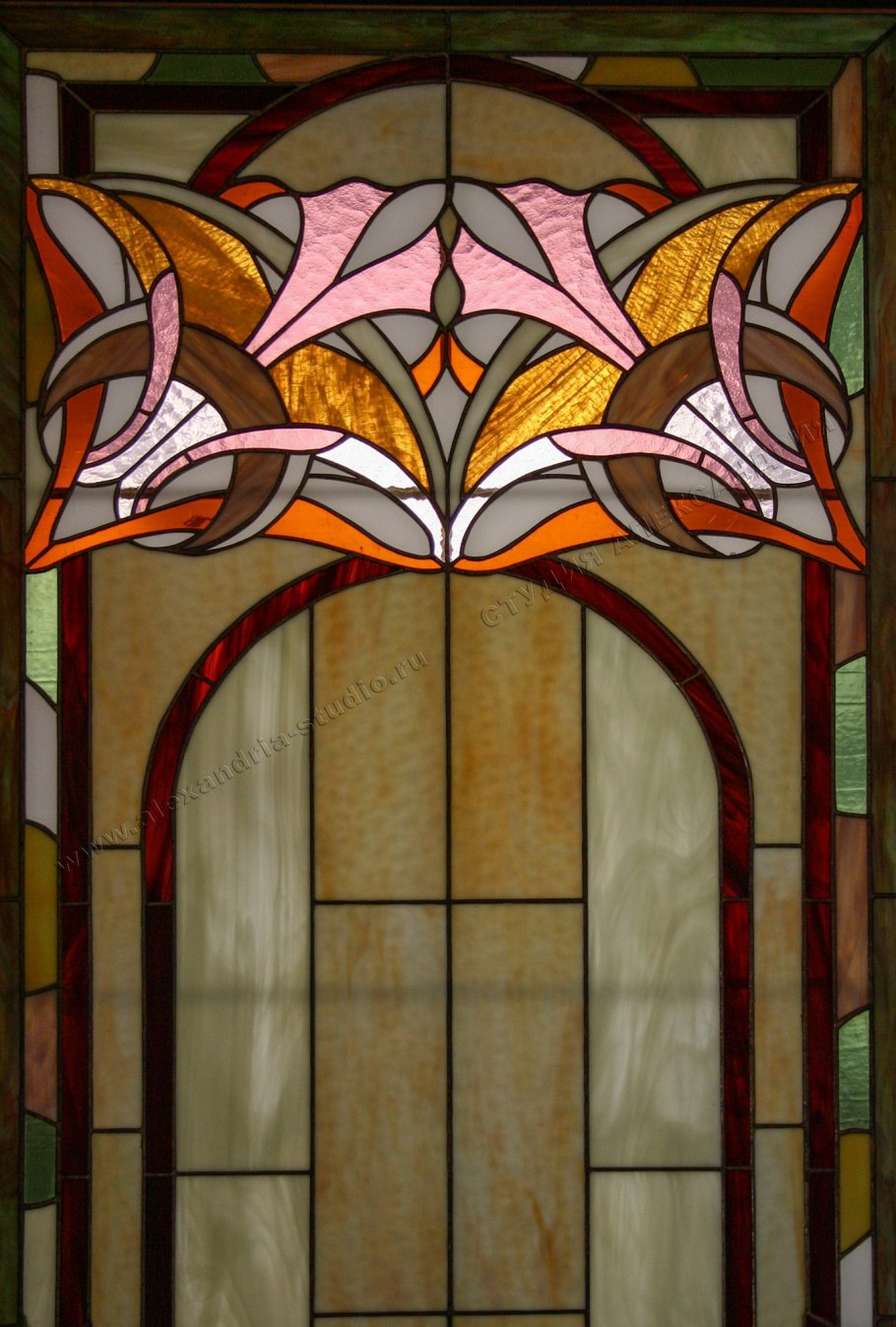 Необычный витраж в стиле Модерн