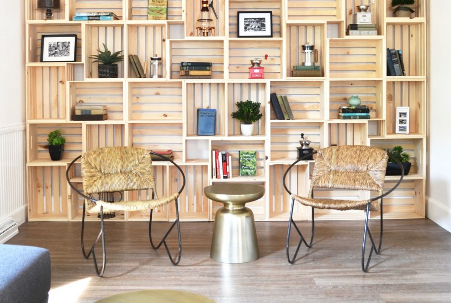 Стеллаж из деревянных ящиков