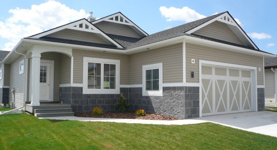 Одноэтажный дом серый сайдинг