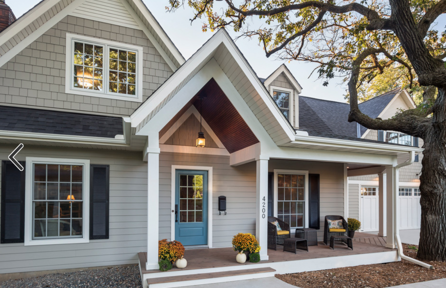 Дом серый с белым