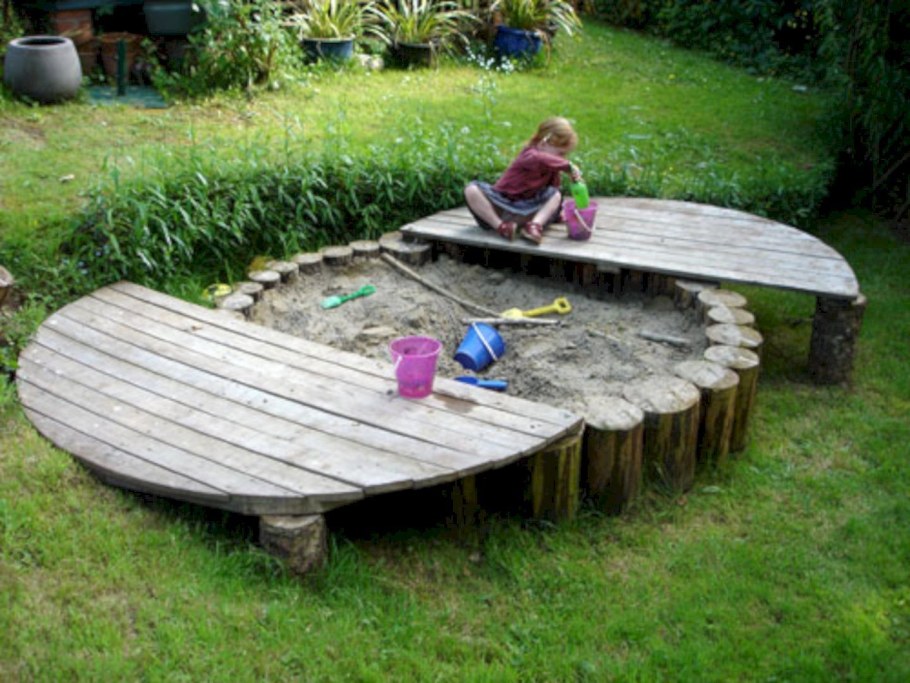 Песочница из пеньков