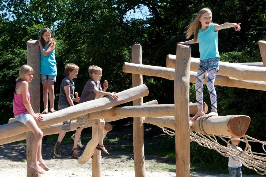 Детская площадка в саду