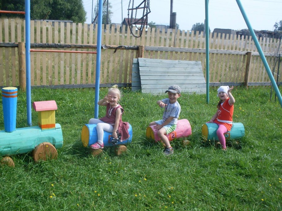 Паровоз из бревен для детской площадки