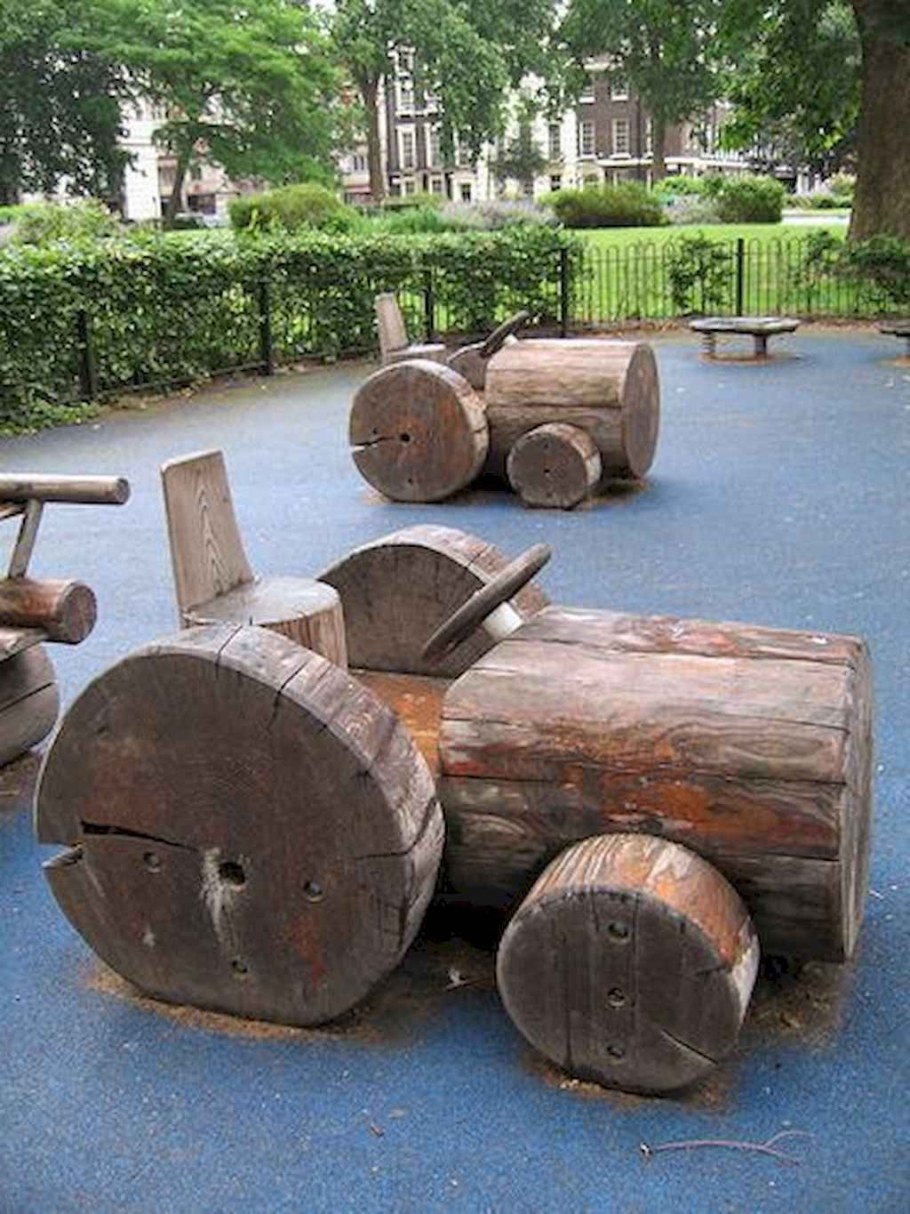 Крокодил на детской площадке