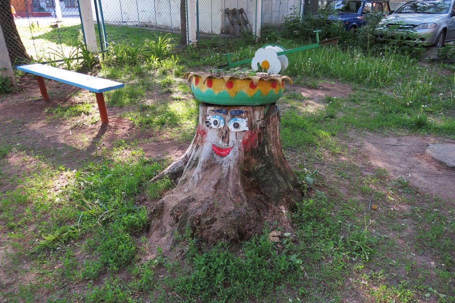 Украшение пней в детском саду